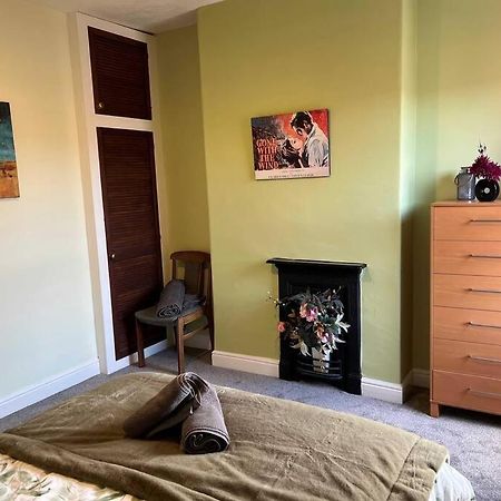 Spacious 2-Bedroom House In Stockton Heath With Free Wifi By Amazing Spaces Relocations Ltd Warrington  Exterior photo