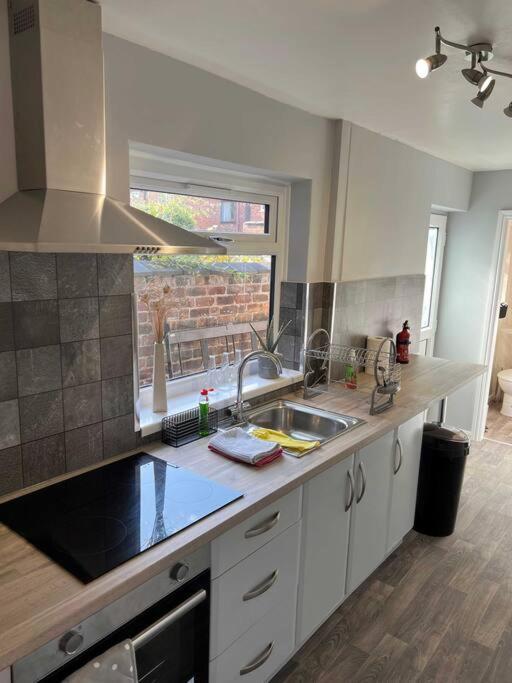 Spacious 2-Bedroom House In Stockton Heath With Free Wifi By Amazing Spaces Relocations Ltd Warrington  Exterior photo