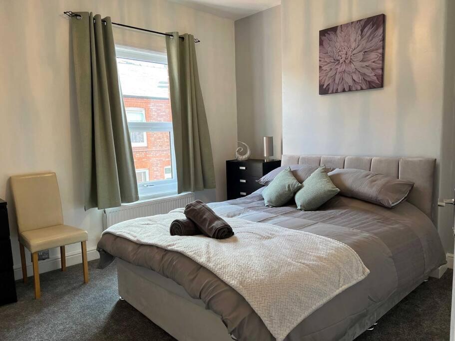 Spacious 2-Bedroom House In Stockton Heath With Free Wifi By Amazing Spaces Relocations Ltd Warrington  Exterior photo
