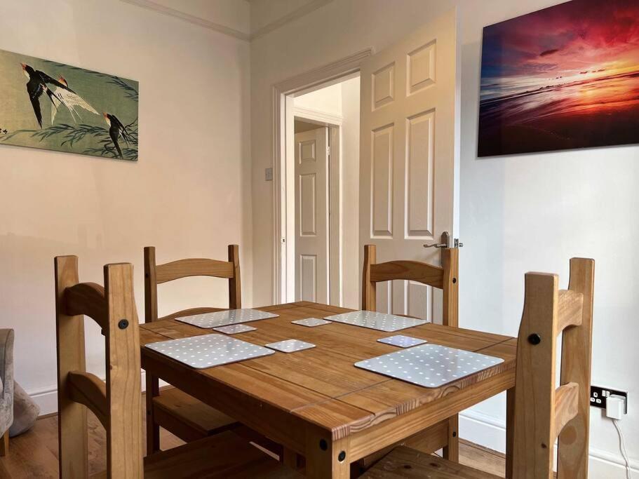 Spacious 2-Bedroom House In Stockton Heath With Free Wifi By Amazing Spaces Relocations Ltd Warrington  Exterior photo